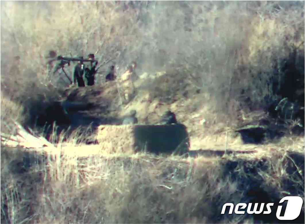 북한군이 지난달 24일부터 '9·19합의' 이행 차원에서 철거했던 비무장지대(DMZ) 내 감시초소(GP) 복구에 나선 모습이 우리 군에 포착됐다. (국방부 제공) 2023.11.27/뉴스1