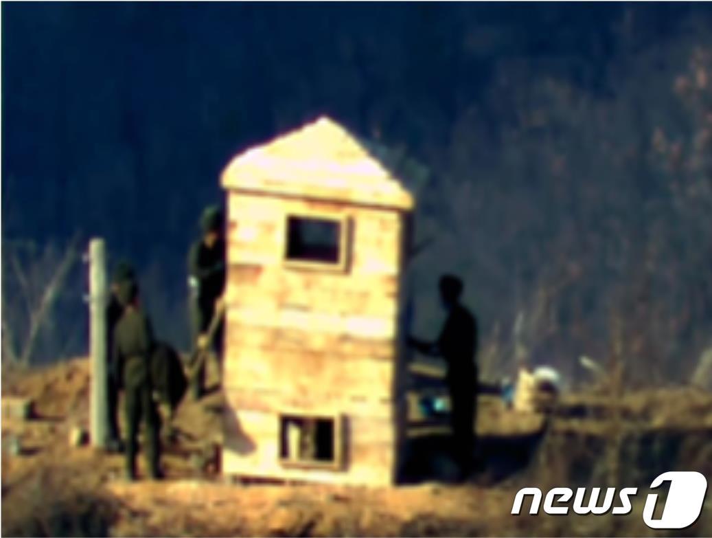 북한군이 비무장지대&#40;DMZ&#41; 내에서 목재로 초소 구조물을 짓고 있다. &#40;국방부 제공&#41; 2023.11.27/뉴스1