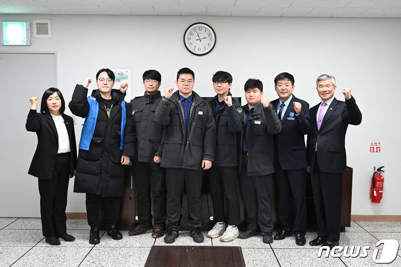 본문 이미지 - 이기식 병무청장(오른쪽 첫 번째)이 오전 대전시 동구 한국철도공사를 방문, 복무 중인 사회복무요원을 격려한 후 기념촬영을 하고 있다. (병무청 제공) 2023.11.27/뉴스1