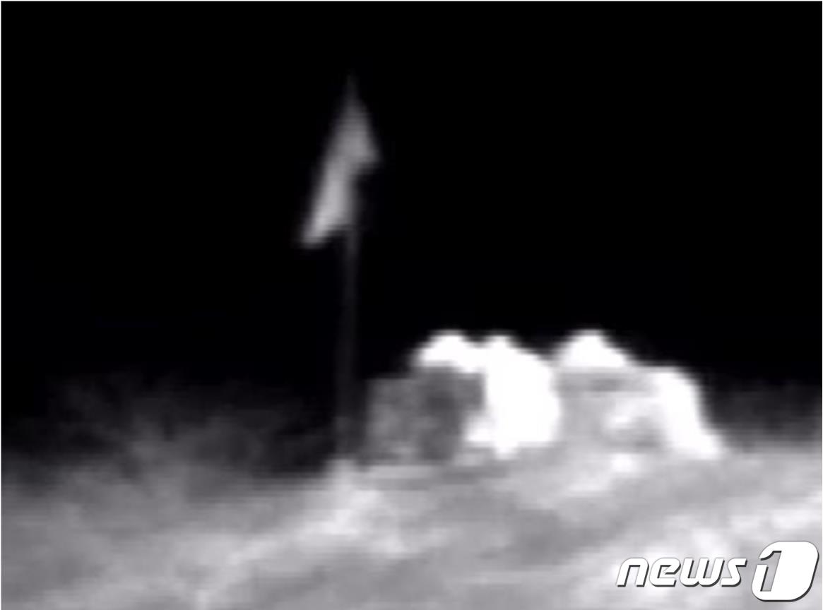 (서울=뉴스1) = 국방부는 지난 24일부터 북한군이 DMZ 내 최전방 초소(GP) 복구에 나선 모습이 우리 군의 열영상장비(TOD) 등 감시 장비에 포착됐다고 27일 밝혔다.남북 …