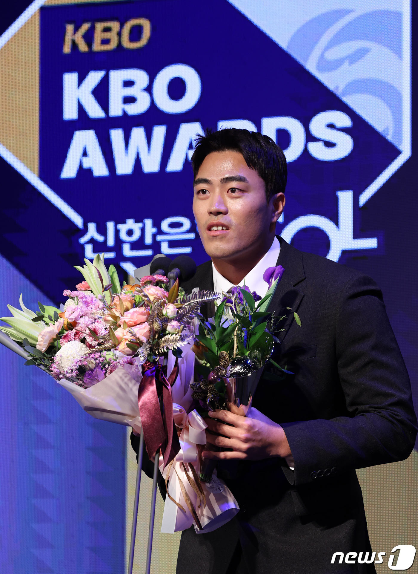 (서울=뉴스1) 김성진 기자 = KT 천성호가 27일 서울 중구 웨스틴조선호텔에서 열린 2023 신한은행 SOL KBO 시상식에서 퓨처스리그 타자부문 남부리그 타율상을 수상한 후 …