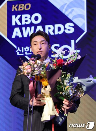 본문 이미지 - NC 손아섭이 27일 서울 중구 웨스틴조선호텔에서 열린 2023 신한은행 SOL KBO 시상식에서 타율상과 안타상을 수상한 후 수상소감을 전하고 있다. 2023.11.27/뉴스1 ⓒ News1 김성진 기자