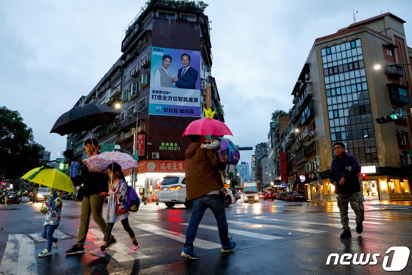 본문 이미지 - 지난달 24일 대만의 수도 타이베이 시민들이 대만 총통 후보 대형 현수막이 걸린 길거리를 지나가고 있다. ⓒ 로이터=뉴스1 ⓒ News1 박형기 기자