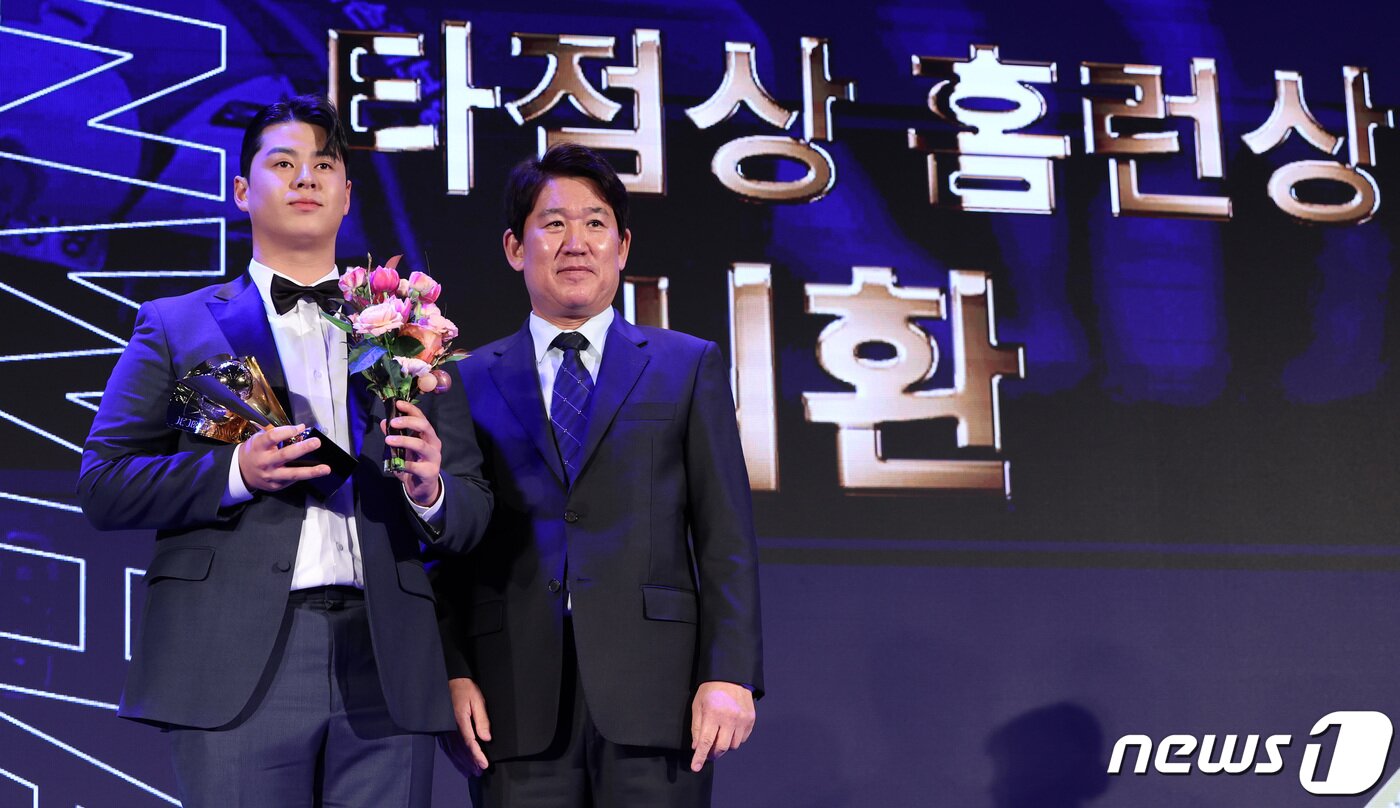 본문 이미지 - 한화 노시환이 27일 서울 중구 웨스틴조선호텔에서 열린 2023 신한은행 SOL KBO 시상식에서 타점상과 홈런상을 수상한 후 기념촬영을 하고 있다. 2023.11.27/뉴스1 ⓒ News1 김성진 기자