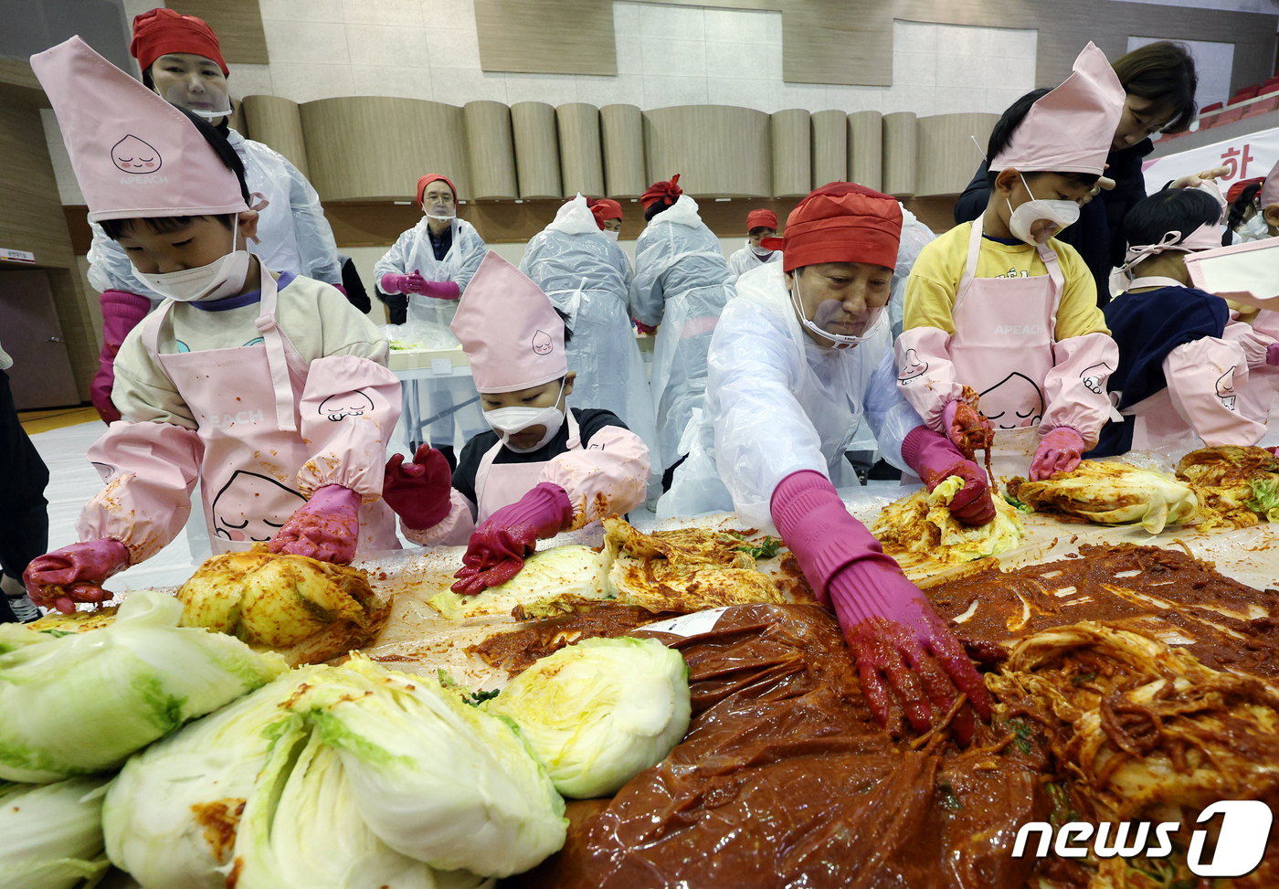 (서울=뉴스1) 박정호 기자 = 오세훈 서울시장이 27일 오후 서울 중구 을지로 중구구민회관에서 열린 국민대통합 김장 행사에 참여한 어린이들과 함께 절임 배추에 김칫소를 비벼 넣고 …