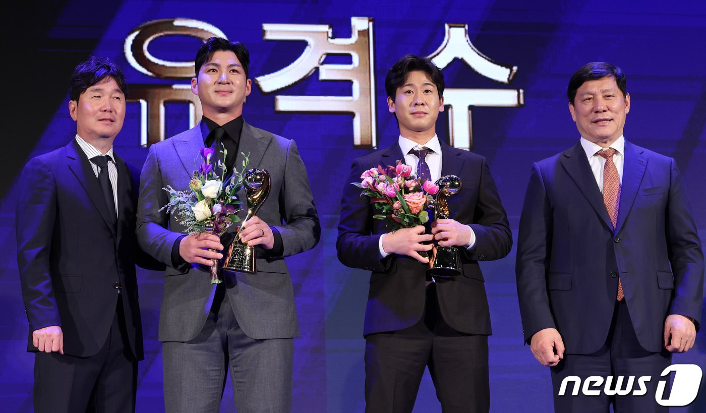 본문 이미지 - LG 오지환과 KIA 박찬호가 27일 서울 중구 웨스틴조선호텔에서 열린 2023 신한은행 SOL KBO 시상식에서 유격수 부문 수비상을 수상한 후 유지현 국가대표팀 수석코치(왼쪽), 허구연 KBO 총재(오른쪽)와 기념촬영을 하고 있다. 2023.11.27/뉴스1 ⓒ News1 김성진 기자