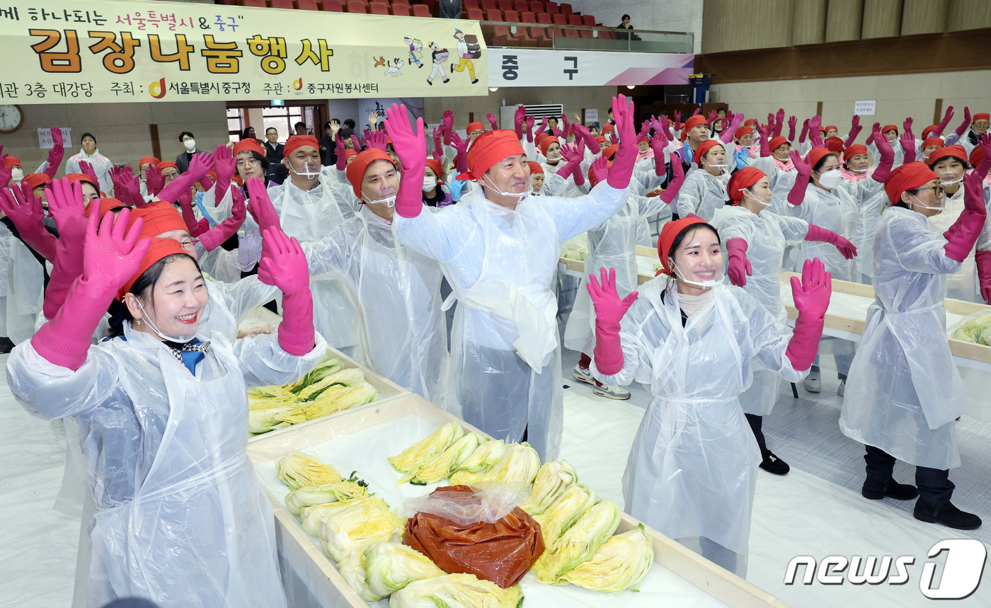 (서울=뉴스1) 박정호 기자 = 오세훈 서울시장이 27일 오후 서울 중구 을지로 중구구민회관에서 열린 국민대통합 김장 행사에서 참가자들과 함께 사회자의 요청에 김치를 외치며 만세 …