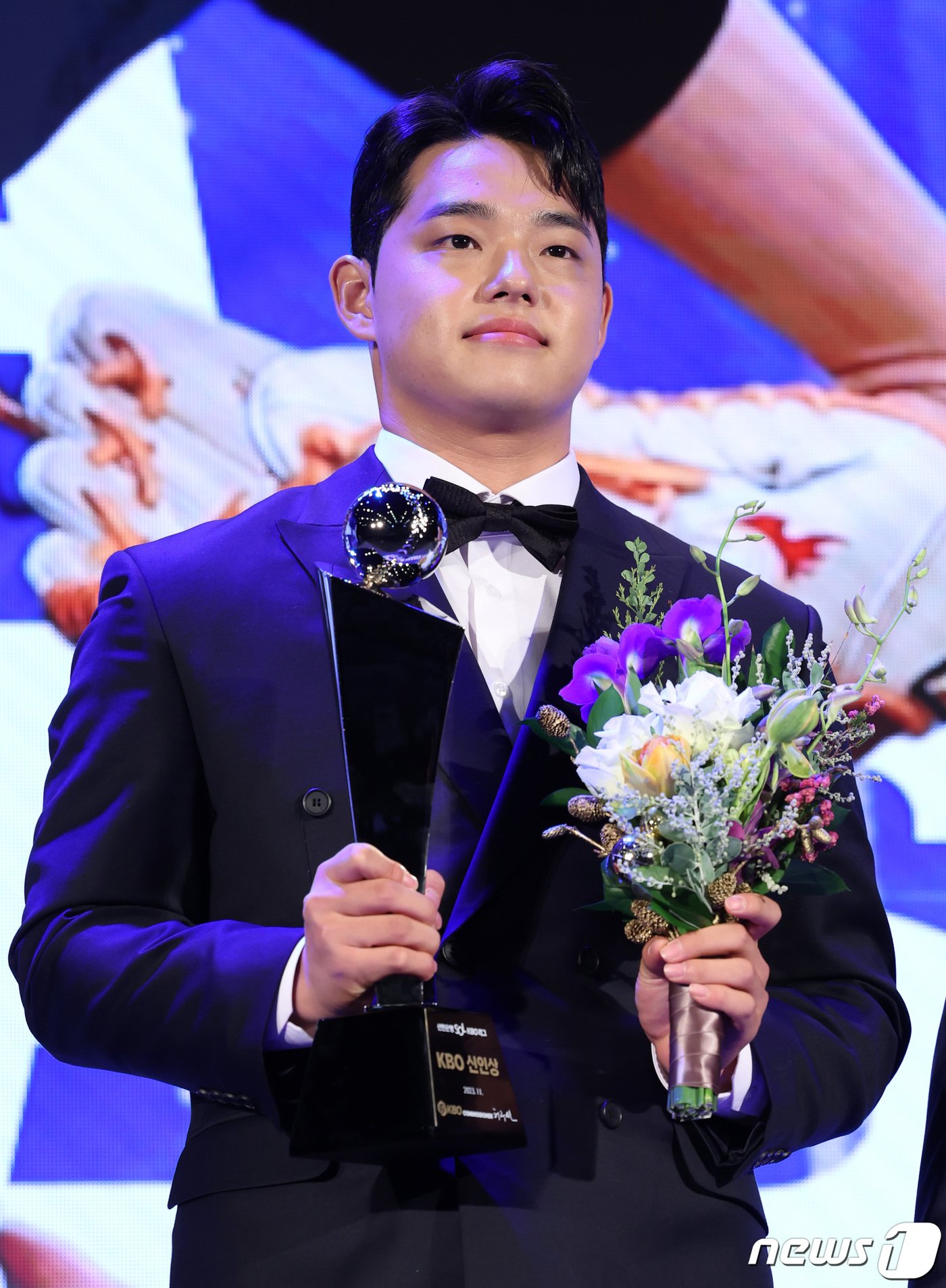 본문 이미지 - 한화 문동주가 27일 서울 중구 웨스틴조선호텔에서 열린 2023 신한은행 SOL KBO 시상식에서 신인상을 수상한 후 기념촬영을 하고 있다. 2023.11.27/뉴스1 ⓒ News1 김성진 기자