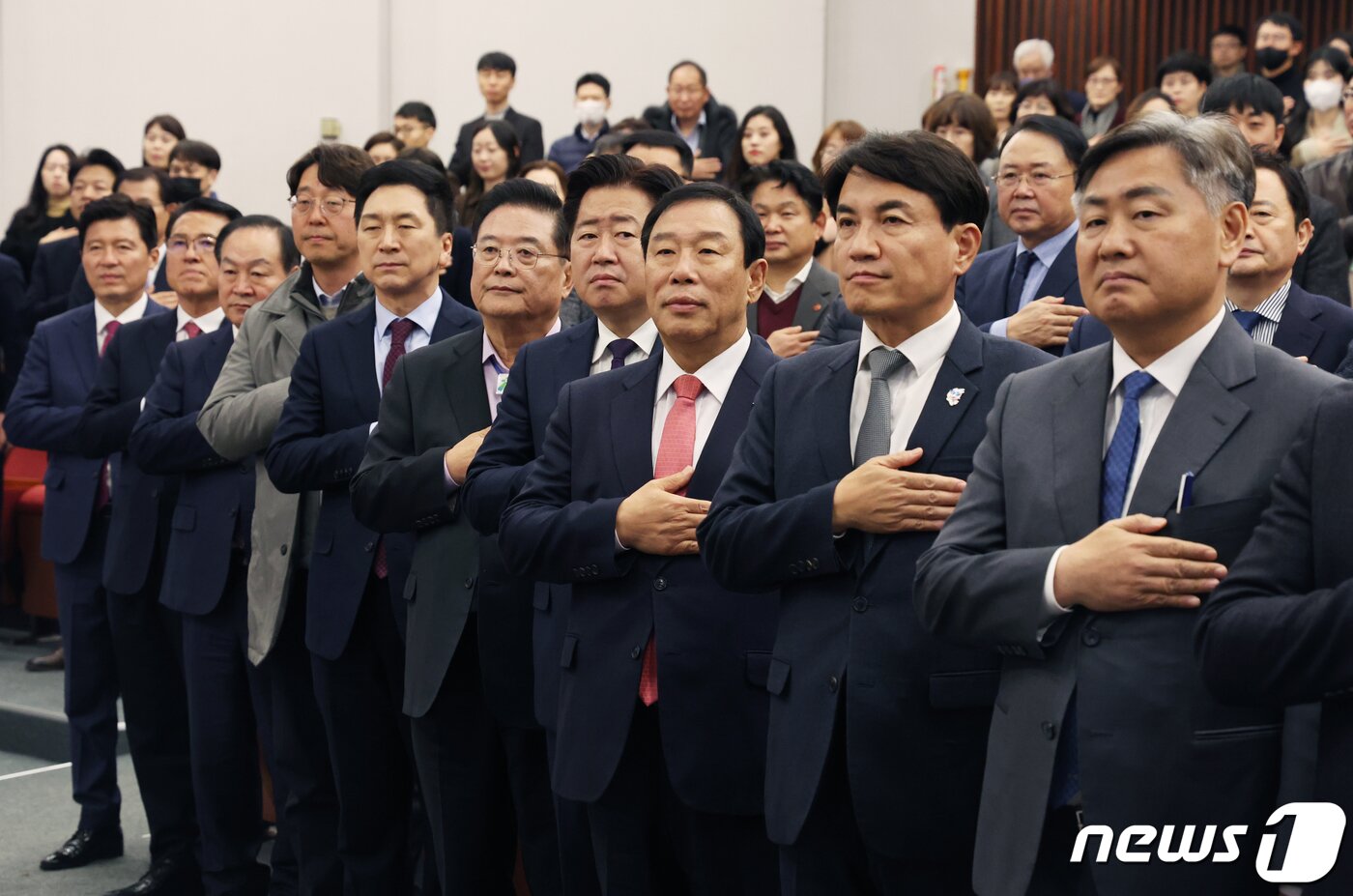 본문 이미지 - 김기현 국민의힘 대표와 오영훈 대한민국특별자치시도협의회 회장 등이 27일 서울 여의도 국회 도서관에서 열린 대한민국특별자치시도협의회 출범식에서 국기에 경례를 하고 있다. 2023.11.27/뉴스1 ⓒ News1 송원영 기자