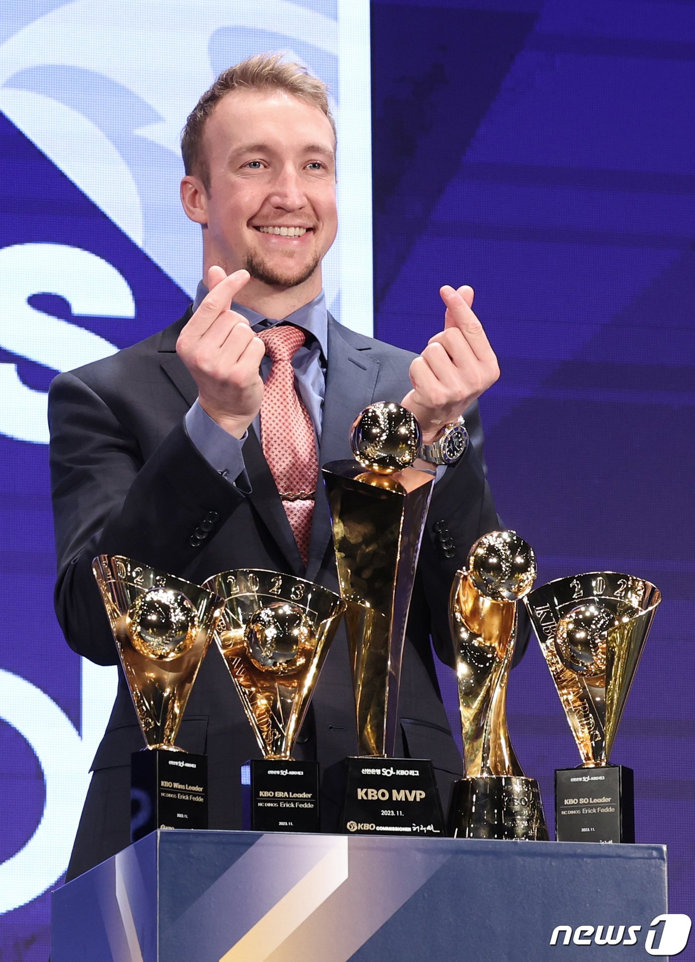 본문 이미지 - NC 페디가 27일 서울 중구 웨스틴조선호텔에서 열린 2023 신한은행 SOL KBO 시상식에서 MVP를 수상한 후 기념촬영을 하고 있다. 2023.11.27/뉴스1 ⓒ News1 김성진 기자