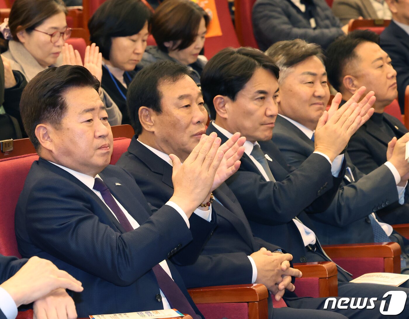 본문 이미지 - 오영훈 제주도지사&#40;왼쪽부터&#41;, 최민호 세종특별자치시장, 김진태 강원지사, 김관영 전북지사가 27일 서울 여의도 국회 도서관에서 열린 대한민국특별자치시도협의회 출범식에서 박수를 치고 있다. 2023.11.27/뉴스1 ⓒ News1 송원영 기자