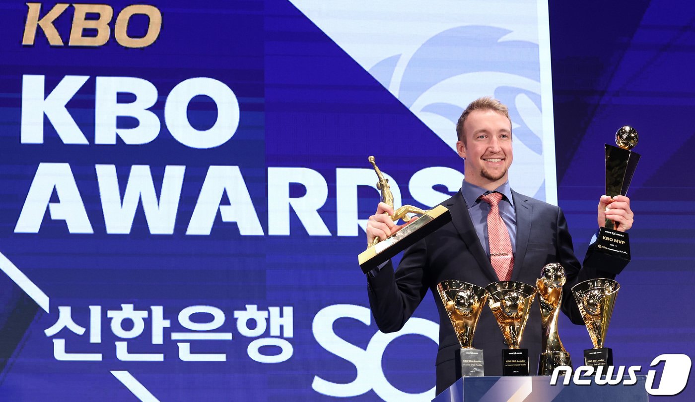본문 이미지 - NC 페디가 27일 서울 중구 웨스틴조선호텔에서 열린 2023 신한은행 SOL KBO 시상식에서 MVP를 수상한 후 기념촬영을 하고 있다. 2023.11.27/뉴스1 ⓒ News1 김성진 기자
