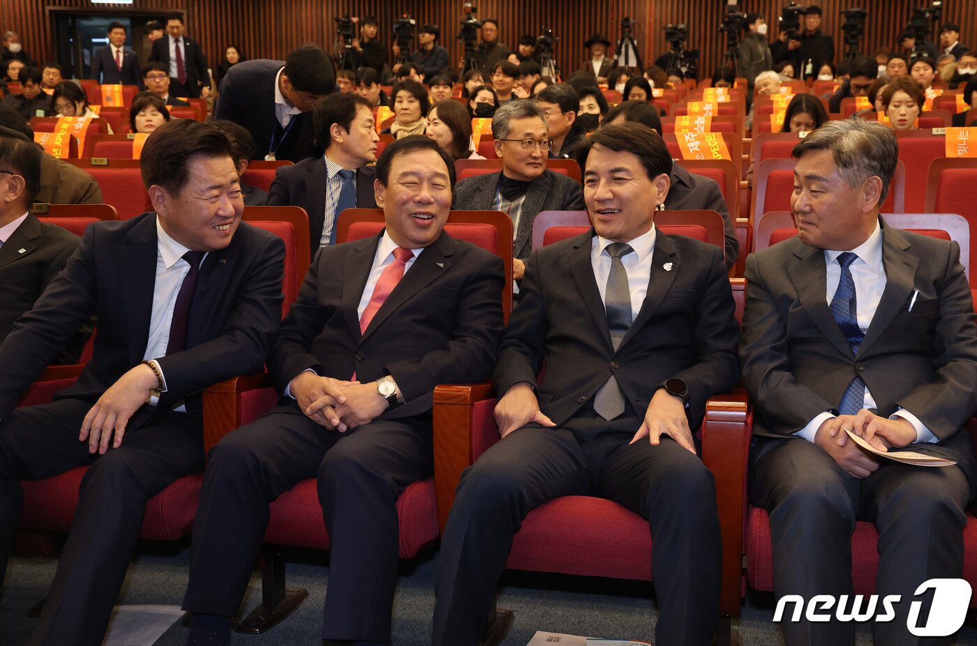본문 이미지 - 오영훈 제주도지사&#40;왼쪽부터&#41;, 최민호 세종특별자치시장, 김진태 강원지사, 김관영 전북지사가 27일 서울 여의도 국회 도서관에서 열린 대한민국특별자치시도협의회 출범식에서 대화를 하고 있다. 2023.11.27/뉴스1 ⓒ News1 송원영 기자