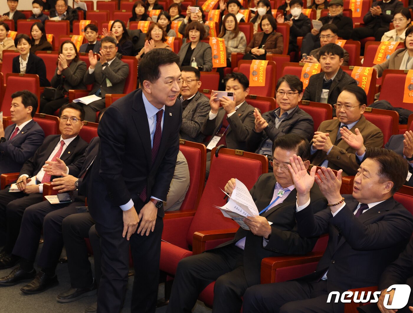 본문 이미지 - 김기현 국민의힘 대표가 27일 서울 여의도 국회 도서관에서 열린 대한민국특별자치시도협의회 출범식에서 인사를 하고 있다. 2023.11.27/뉴스1 ⓒ News1 송원영 기자