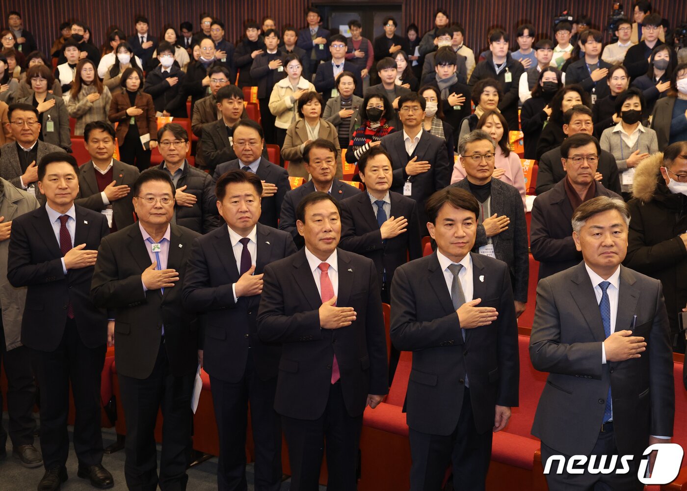 본문 이미지 - 김기현 국민의힘 대표와 오영훈 대한민국특별자치시도협의회 회장 등이 27일 서울 여의도 국회 도서관에서 열린 대한민국특별자치시도협의회 출범식에서 국기에 경례를 하고 있다. 2023.11.27/뉴스1 ⓒ News1 송원영 기자