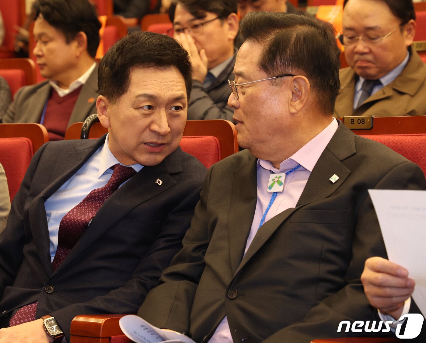 본문 이미지 - 김기현 국민의힘 대표가 27일 서울 여의도 국회 도서관에서 열린 대한민국특별자치시도협의회 출범식에서 우동기 지방시대위원장과 대화를 하고 있다. 2023.11.27/뉴스1 ⓒ News1 송원영 기자