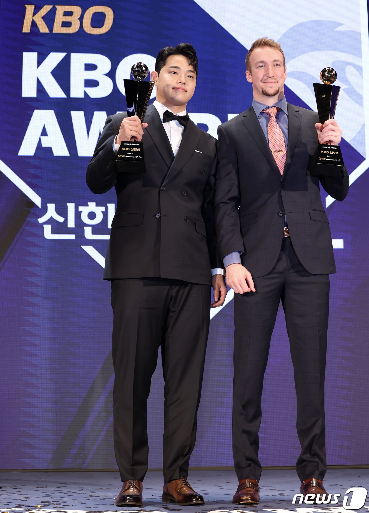 본문 이미지 - NC 페디(오른쪽)와 한화 문동주가 27일 서울 중구 웨스틴조선호텔에서 열린 2023 신한은행 SOL KBO 시상식에서 MVP와 신인상을 각각 수상한 후 기념촬영을 하고 있다. 2023.11.27/뉴스1 ⓒ News1 김성진 기자