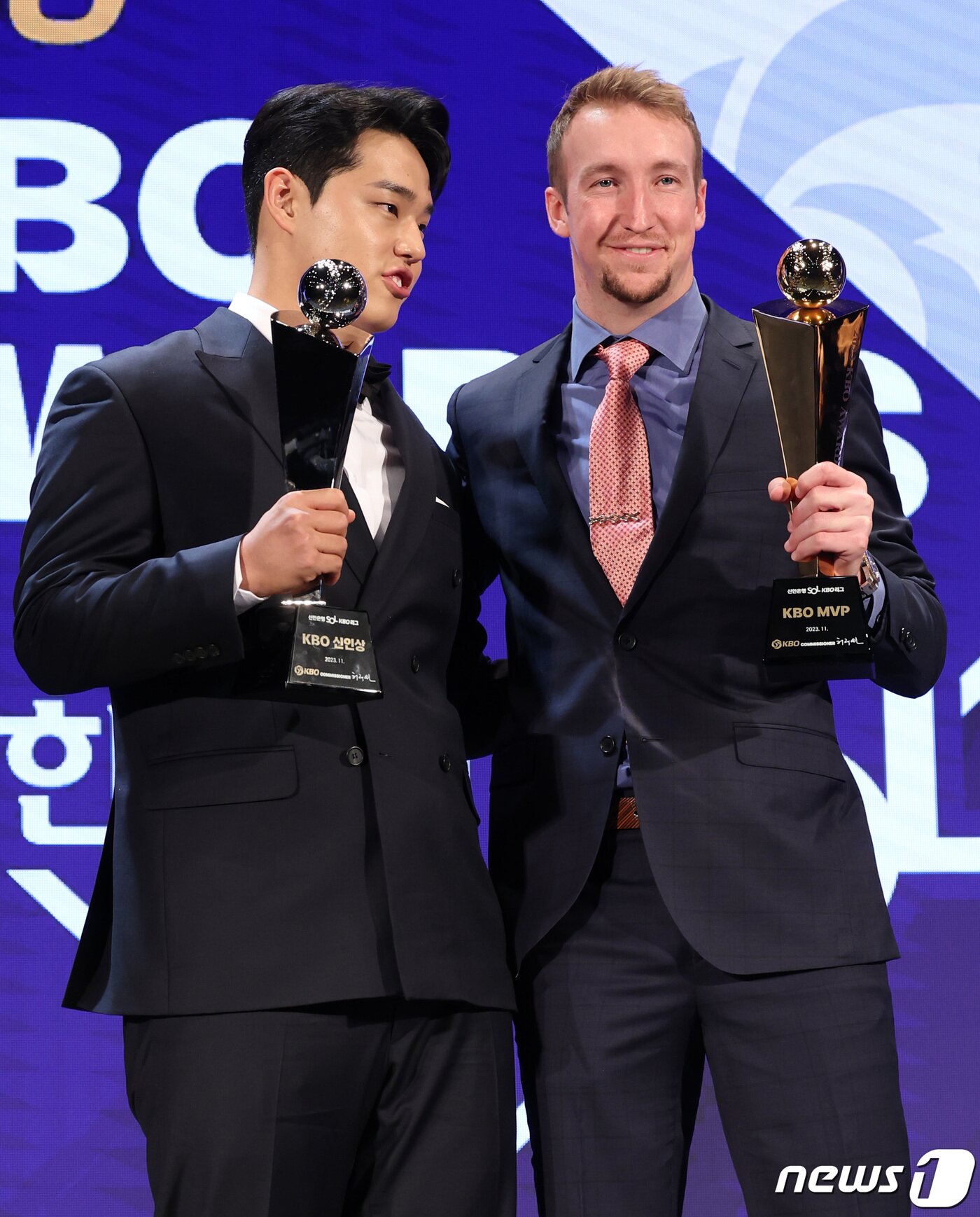 본문 이미지 - NC 페디(오른쪽)와 한화 문동주가 27일 서울 중구 웨스틴조선호텔에서 열린 2023 신한은행 SOL KBO 시상식에서 MVP와 신인상을 각각 수상한 후 기념촬영을 하고 있다. 2023.11.27/뉴스1 ⓒ News1 김성진 기자