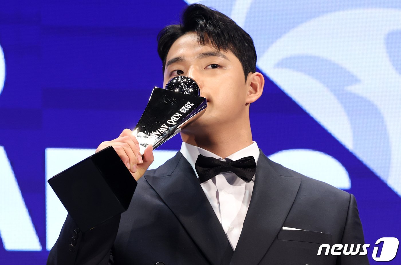 본문 이미지 - 한화 문동주가 27일 서울 중구 웨스틴조선호텔에서 열린 2023 신한은행 SOL KBO 시상식에서 신인상을 각각 수상한 후 기념촬영을 하고 있다. 2023.11.27/뉴스1 ⓒ News1 김성진 기자