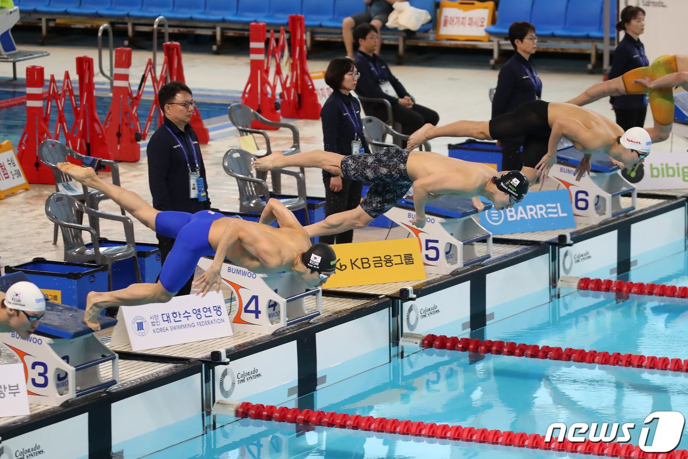 본문 이미지 - 27일 오후 경북 김천실내수영장에서 열린 '2024 수영(경영) 국가대표 선발대회' 남자 일반부 자유형 200ｍ 결승에 출전한 선수들이 힘차게 출발하고 있다. 왼쪽부터 3레인 김우민(강원), 4레인 황선우(강원), 5레인 이호준. 2024.11.27/뉴스1 ⓒ News1 공정식 기자