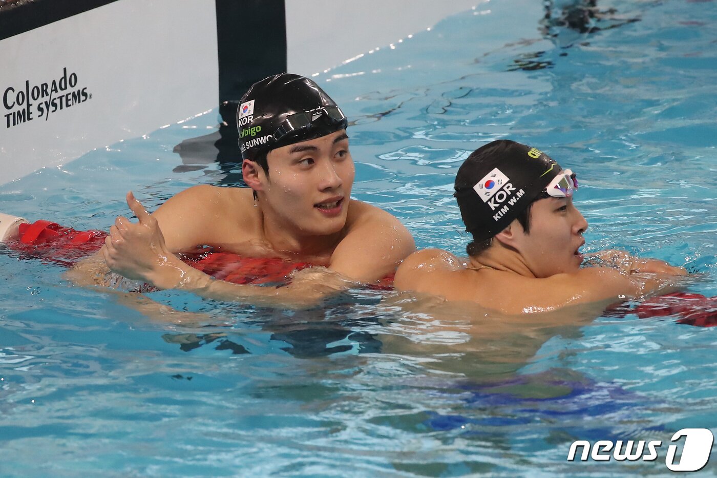 본문 이미지 - 황선우(왼쪽)와 김우민2024.11.27/뉴스1 ⓒ News1 공정식 기자