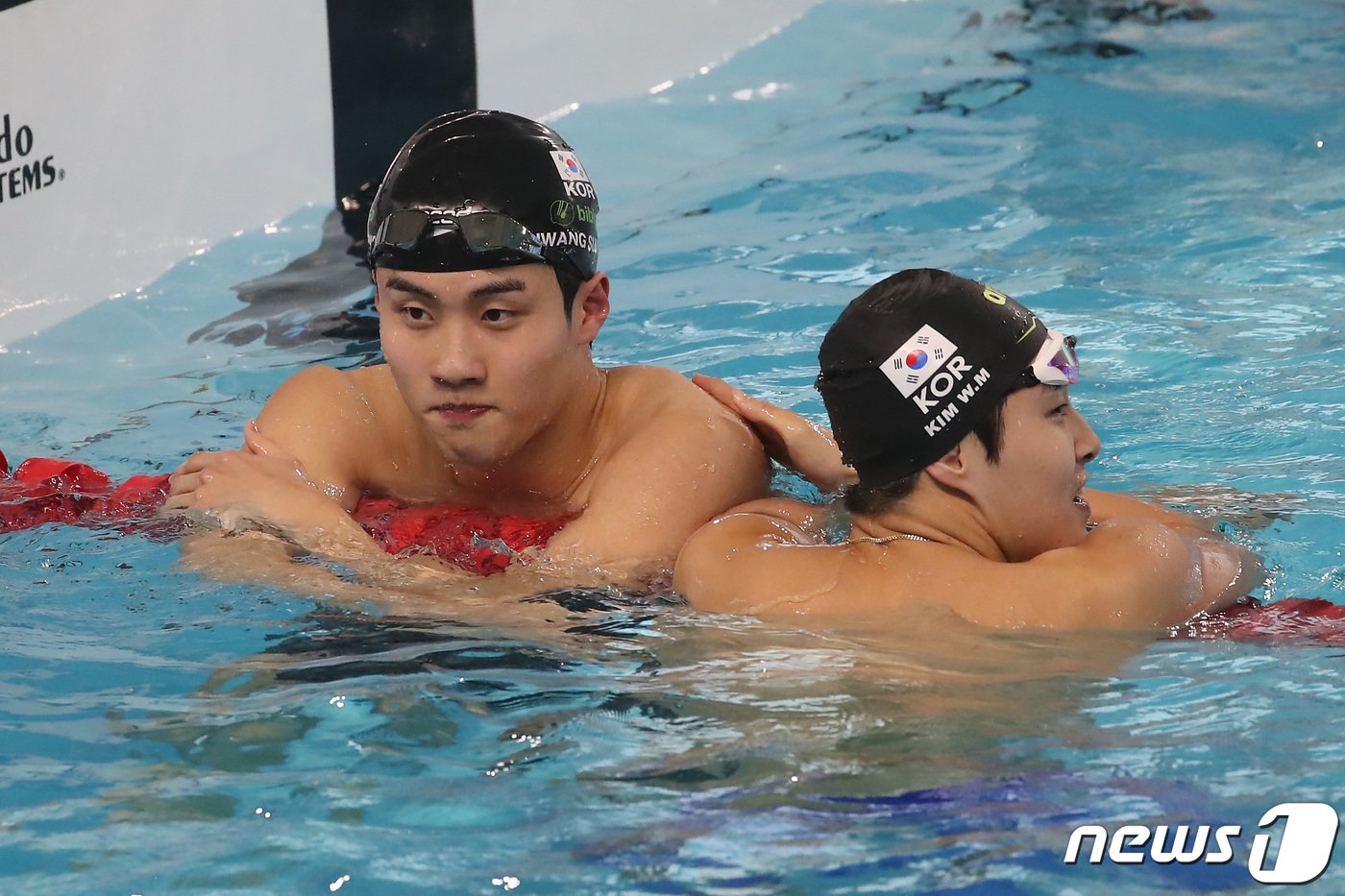 본문 이미지 - 황선우(왼쪽)와 김우민2024.11.27/뉴스1 ⓒ News1 공정식 기자