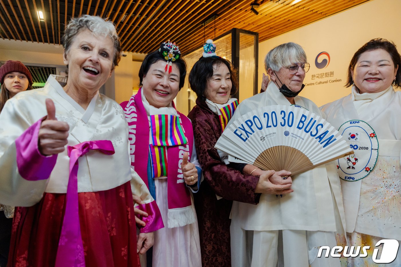 본문 이미지 - 2030년 세계박람회(엑스포) 개최지가 선정될 국제박람회기구(BIE) 제173차 총회를 하루 앞둔 지난 27일(현지시간) 프랑스 파리 주프랑스한국문화원에서 열린 2030 부산세계박람회 유치기원행사에서 시민들이 한복 체험을 하고 있다. 2023.11.27/뉴스1 ⓒ News1 이준성 기자