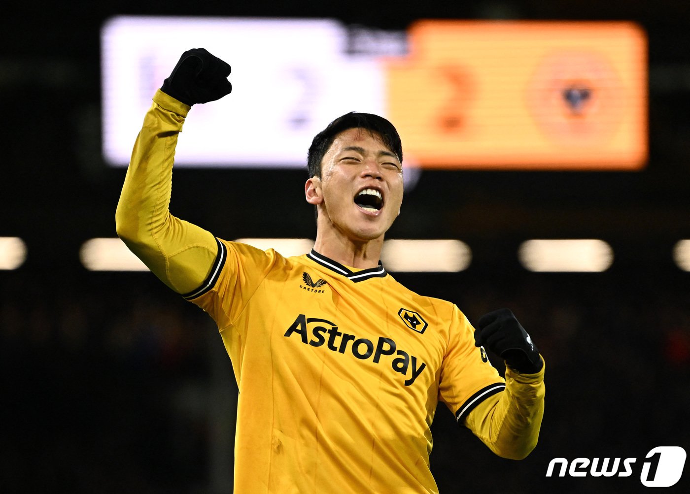 본문 이미지 - 울버햄프턴의 황희찬이 27일(현지시간) 영국 런던의 크레이븐 코티지에서 열린 EPL 풀럼과 경기서 페널티킥을 성공시켜 리그 7호 골이자 시즌 두 자릿 수 공격포인트를 기록하며 환호를 하고 있다. 2023.11.28 ⓒ 로이터=뉴스1 ⓒ News1 우동명 기자