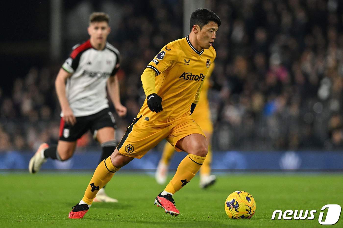 본문 이미지 - 울버햄프턴의 황희찬이 27일(현지시간) 영국 런던의 크레이븐 코티지에서 열린 EPL 풀럼과 경기서 드리블을 하고 있다. 2023.11.28 ⓒ AFP=뉴스1 ⓒ News1 우동명 기자