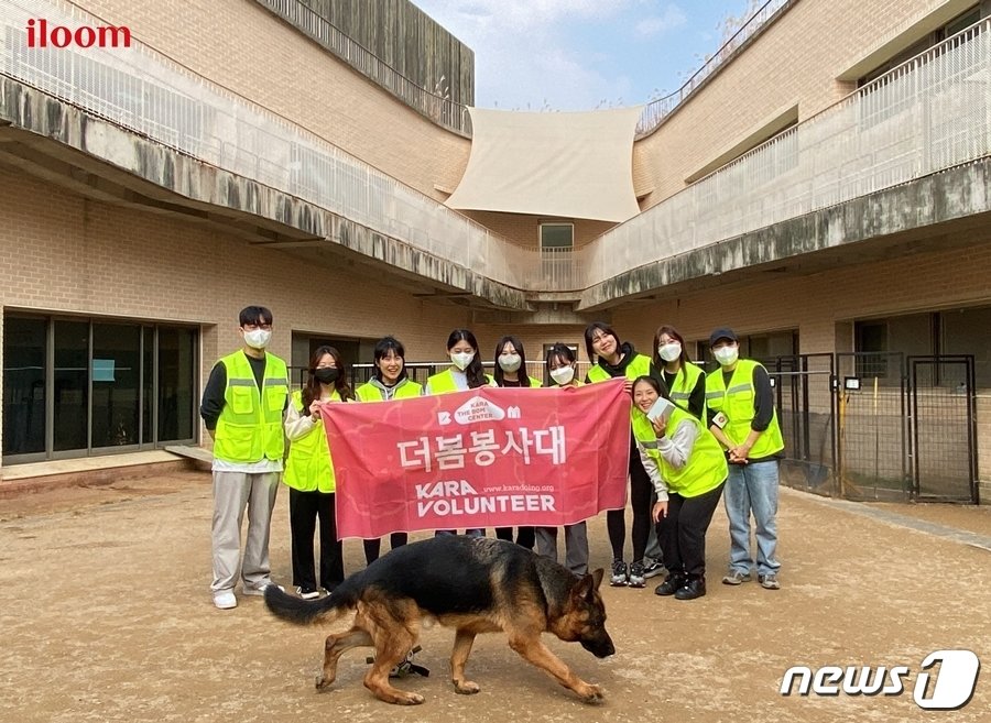 본문 이미지 - 유기동물 보호센터 봉사활동에 참여한 일룸 임직원들이 기념사진을 찍고 있다.(일룸 제공)