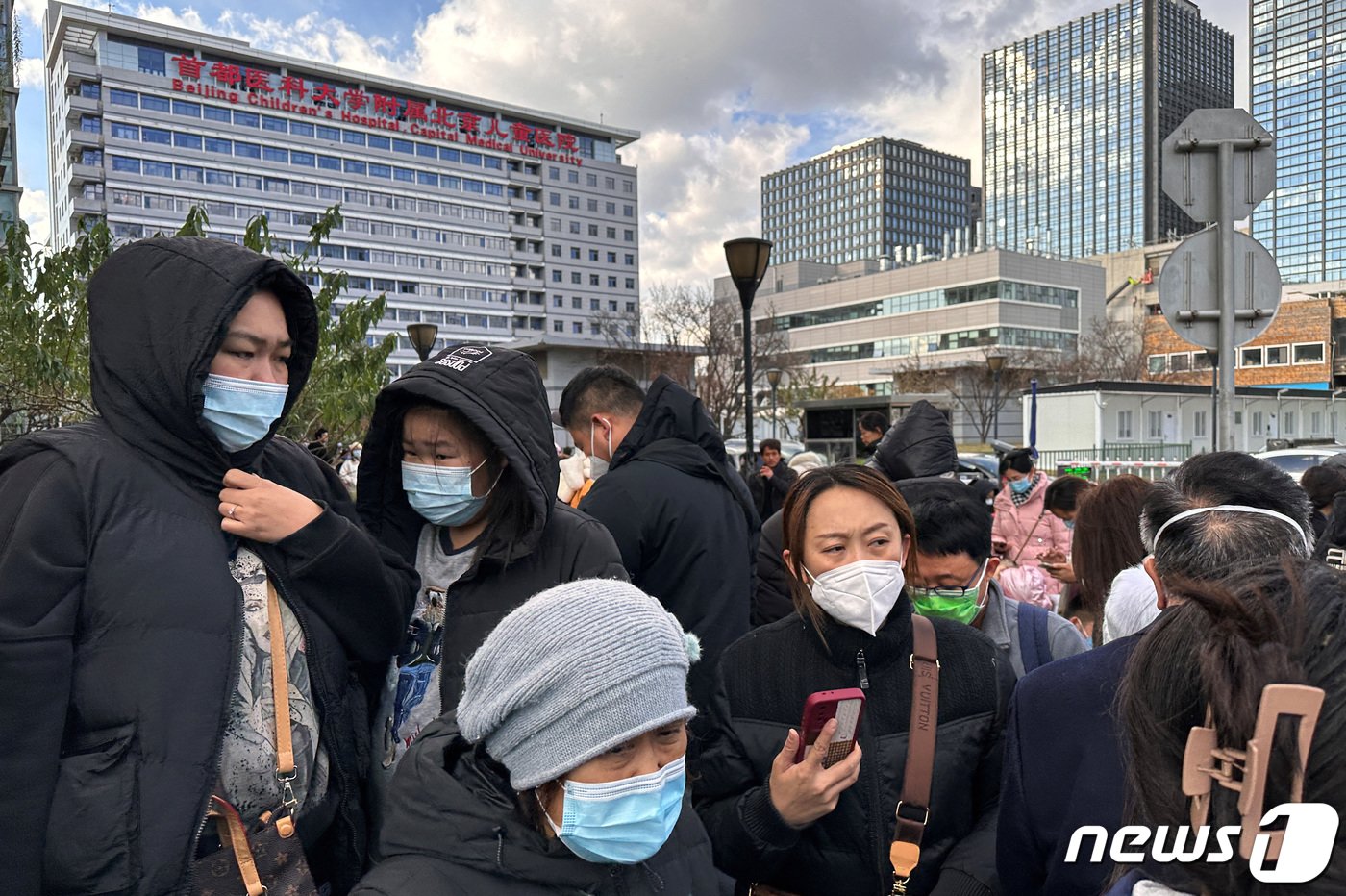 27일 진료를 마친 어린이 환자와 보호자들이 베이징 아동병원 앞에서 버스를 기다리고 있다. ⓒ 로이터=뉴스1 ⓒ News1 박형기 기자