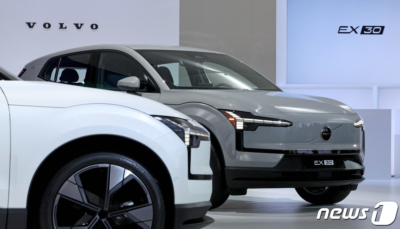 본문 이미지 - 28일 오전 서울 중구 동대문디자인플라자에서 볼보자동차코리아의 순수 전기 SUV 'EX30'가 공개되고 있다. 볼보 EX30은 후륜 기반 전기차로 1회 충전 시 최대 475km(WLTP 기준)까지 주행 가능하다. 2023.11.28/뉴스1 ⓒ News1 장수영 기자