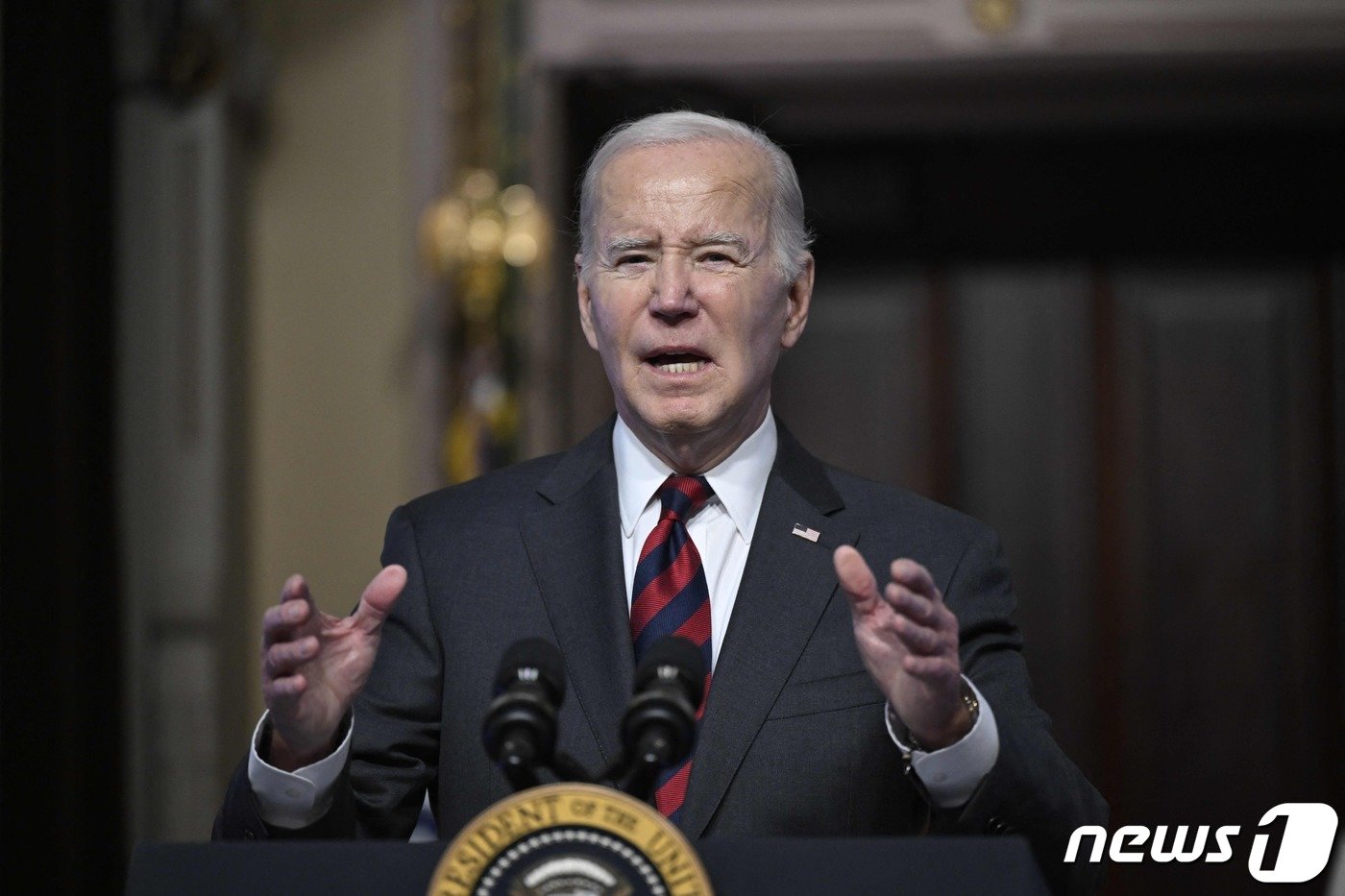 본문 이미지 - 조 바이든 미국 대통령이 27일(현지시간) 미국 워싱턴DC의 백악관에서 연설하고 있다. 2023.11.28 ⓒ AFP=뉴스1 ⓒ News1 정지윤 기자