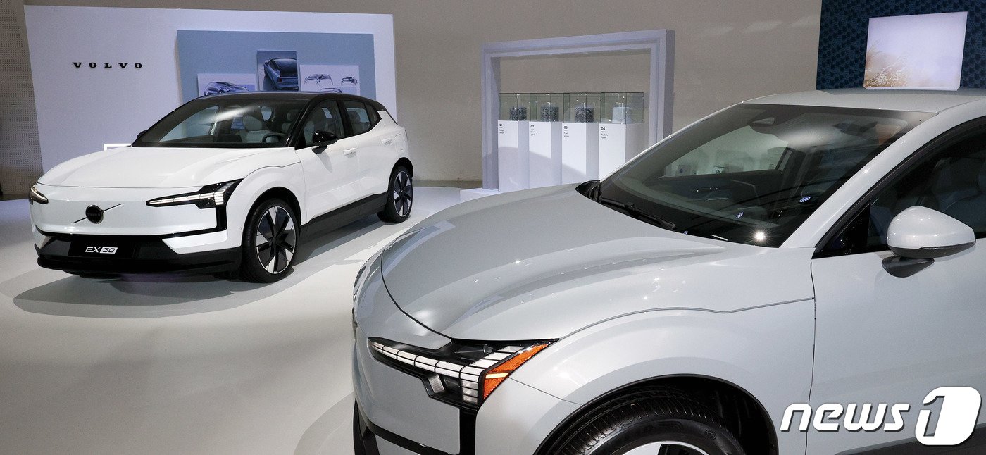 본문 이미지 - 지난해 11월28일 오전 서울 중구 동대문디자인플라자에서 볼보자동차코리아의 순수 전기 SUV 'EX30'가 공개되고 있다. 볼보 EX30은 후륜 기반 전기차로 1회 충전 시 최대 475km(WLTP 기준)까지 주행 가능하다. 2023.11.28/뉴스1 ⓒ News1 장수영 기자