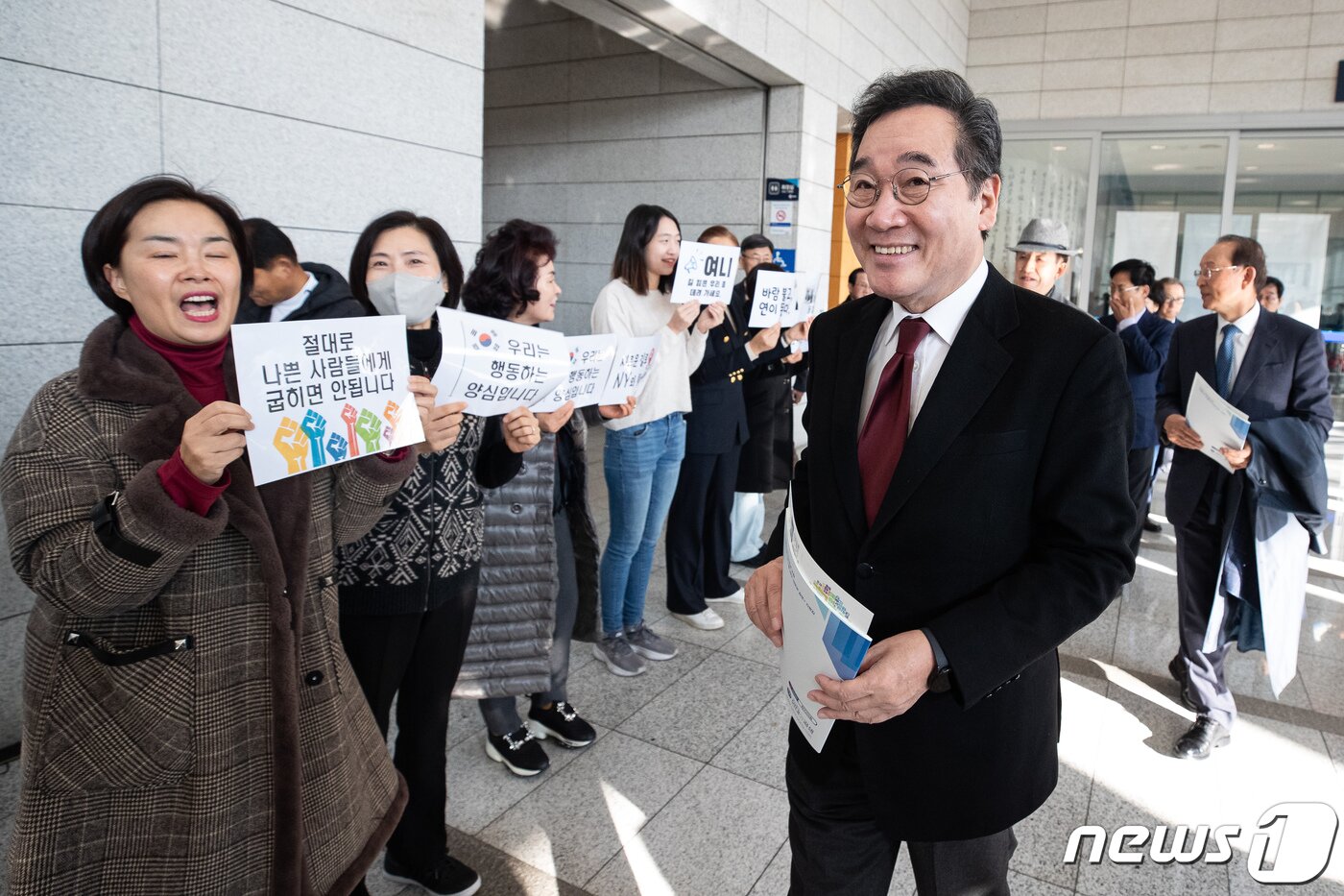 본문 이미지 - 이낙연 전 총리가 28일 서울 용산구 백범김구기념관에서 열린 사단법인 연대와공생 '대한민국 위기를 넘어 새로운 길로' 포럼에 참석하며 지지자들의 응원을 받고 있다. 2023.11.28/뉴스1 ⓒ News1 유승관 기자