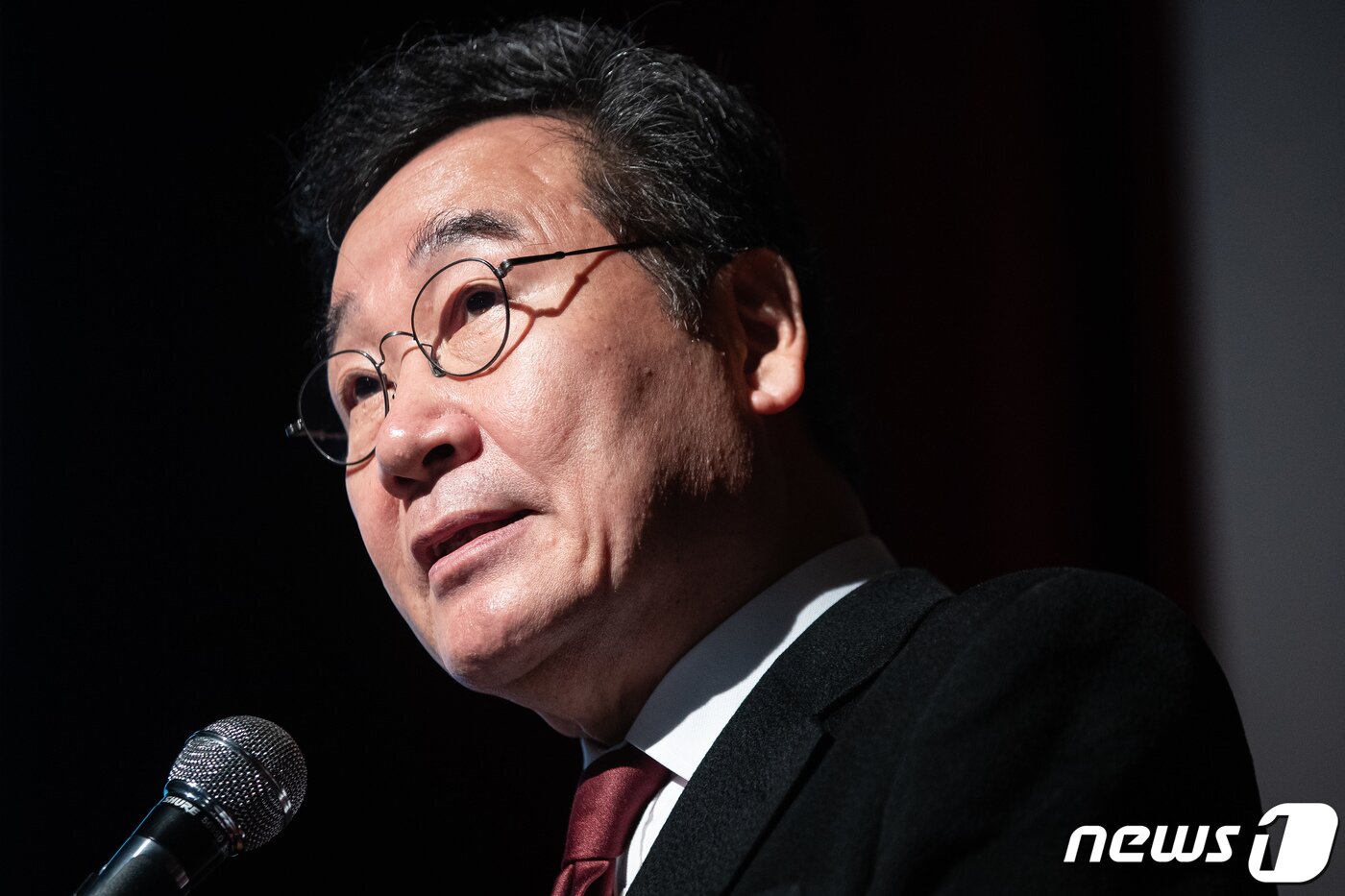 본문 이미지 - 이낙연 전 총리가 28일 서울 용산구 백범김구기념관에서 열린 사단법인 연대와공생 '대한민국 위기를 넘어 새로운 길로' 포럼에서 기조연설을 하고 있다. 2023.11.28/뉴스1 ⓒ News1 유승관 기자