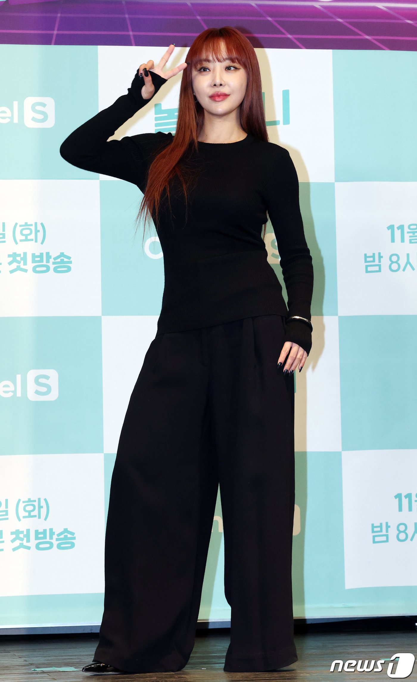 본문 이미지 - 브라운아이드걸스 나르샤가 28일 오전 서울 종로구 새문안로 씨네큐브 광화문점에서 열린 E채널-채널S ‘놀던언니’ 제작발표회에서 포즈를 취하고 있다. ‘놀던언니’는 마이크 하나로 대한민국을 휘어잡았던 언니들 5인방이 뭉친 노필터 버라이어티 예능 프로그램으로 28일 밤 8시 40분 첫 방송된다. 2023.11.28/뉴스1 ⓒ News1 김진환 기자