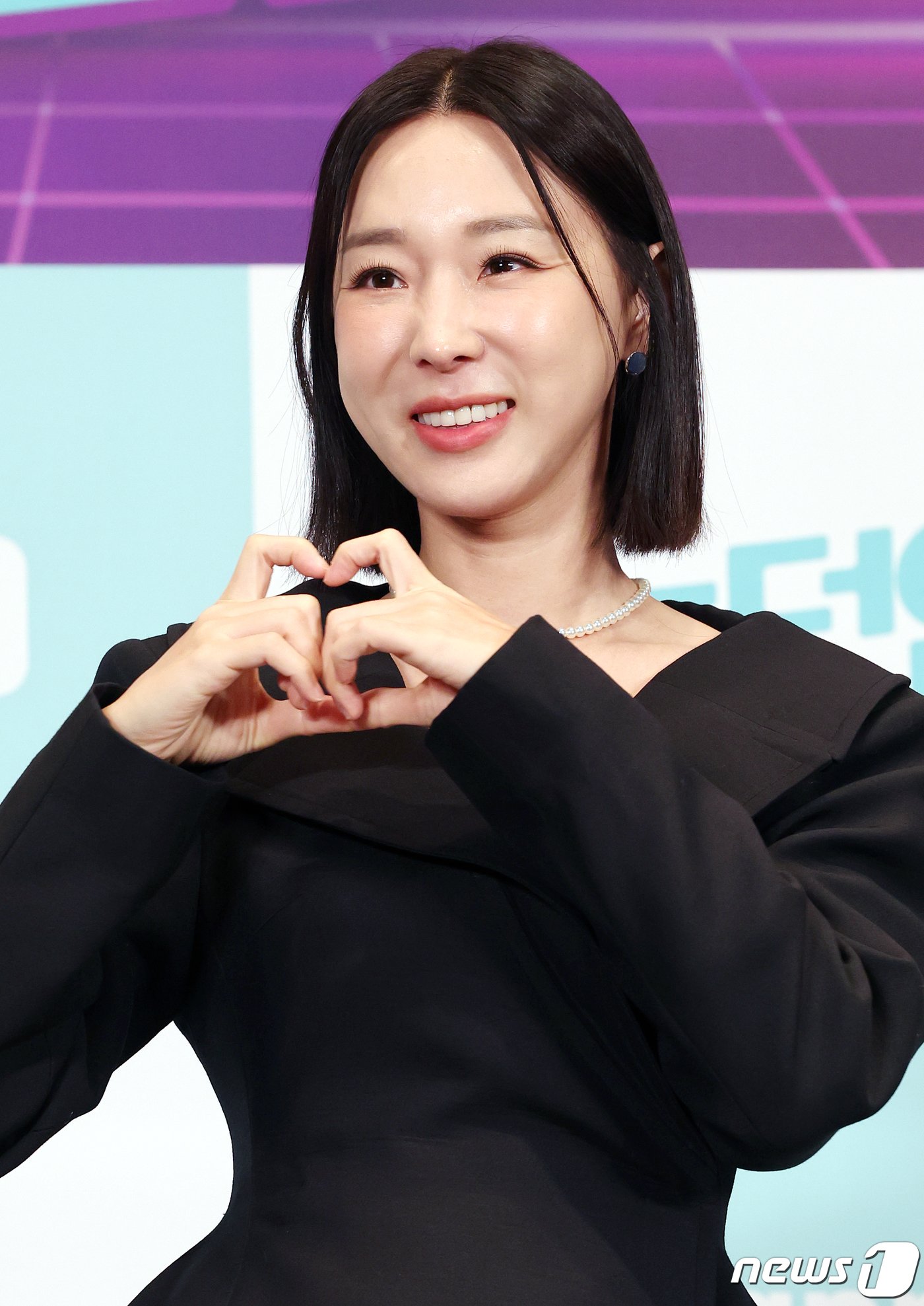 가수 겸 방송인 이지혜가 28일 오전 서울 종로구 새문안로 씨네큐브 광화문점에서 열린 E채널-채널S ‘놀던언니’ 제작발표회에 참석해 포즈를 취하고 있다. ‘놀던언니’는 마이크 하나로 대한민국을 휘어잡았던 언니들 5인방이 뭉친 노필터 버라이어티 예능 프로그램으로 28일 밤 8시 40분 첫 방송된다. 2023.11.28/뉴스1 ⓒ News1 김진환 기자