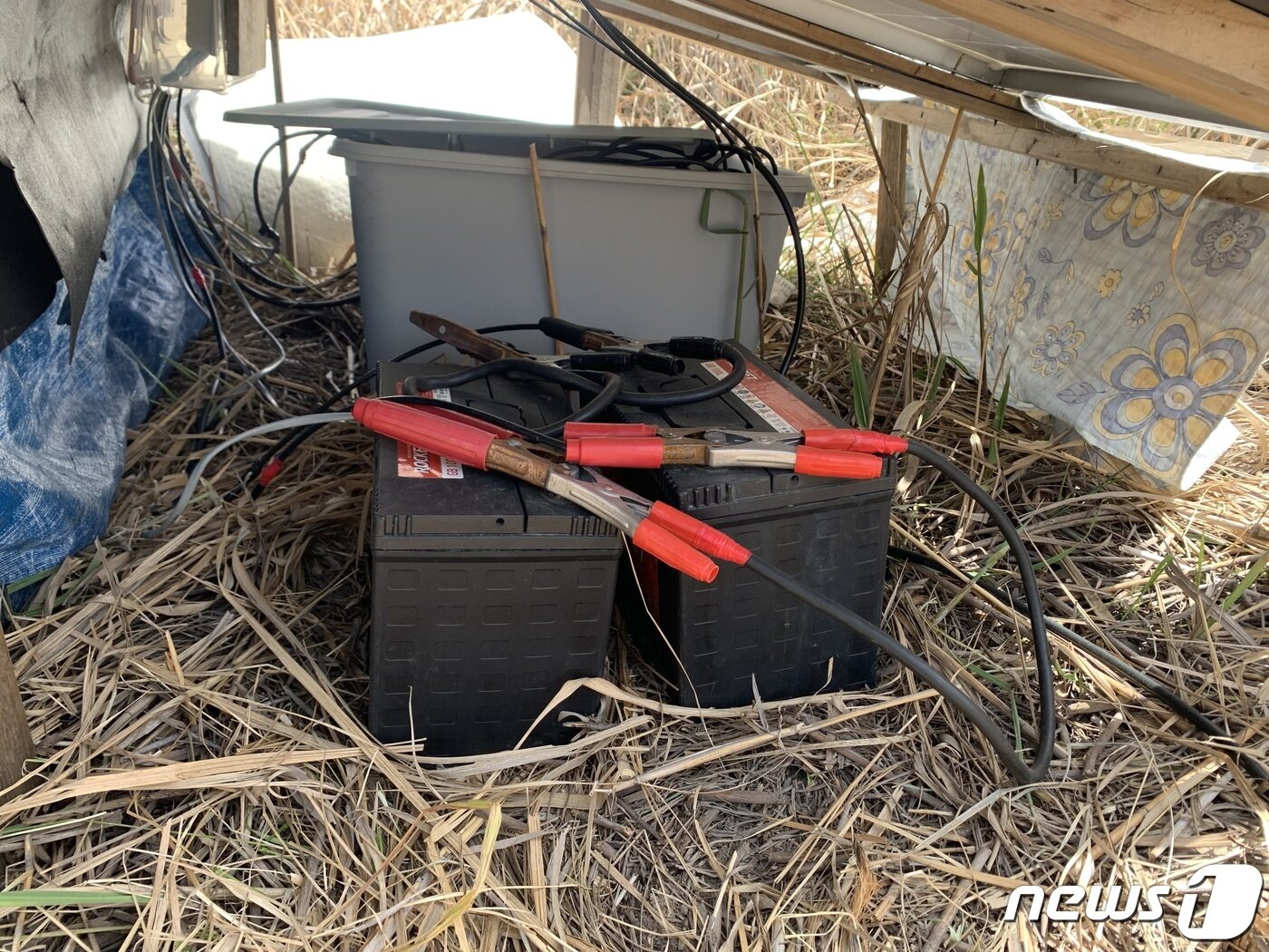 본문 이미지 -  태양광 패널 아래 설치된 대용량 배터리.(부산경찰청 제공) 