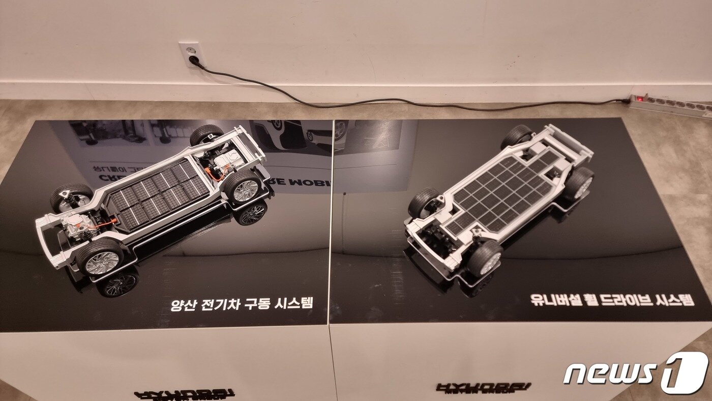 본문 이미지 - 유니휠 시스템이 적용 안 된 전기차 플랫폼(왼쪽)과 적용된 전기차 플랫폼. 유니휠 시스템 적용 시 배터리 탑재 공간이 확장됐다. ⓒ News1 이형진 기자