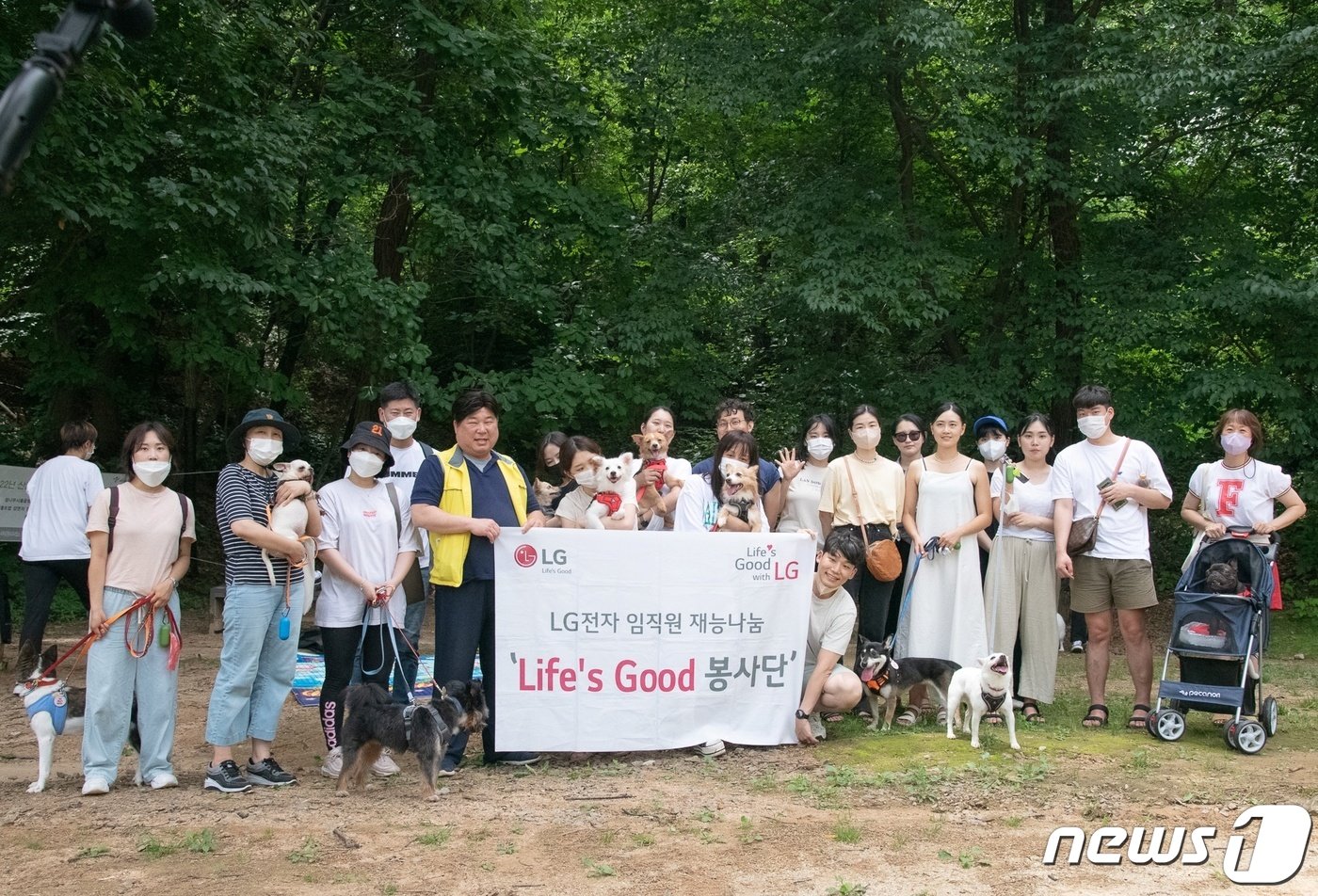 LG전자 사내 봉사 동아리 &#39;피터팬봉사단&#39;이 동물보호소에서 봉사활동 후 기념사진을 찍고 있다.&#40;팅커벨프로젝트 제공&#41; ⓒ 뉴스1