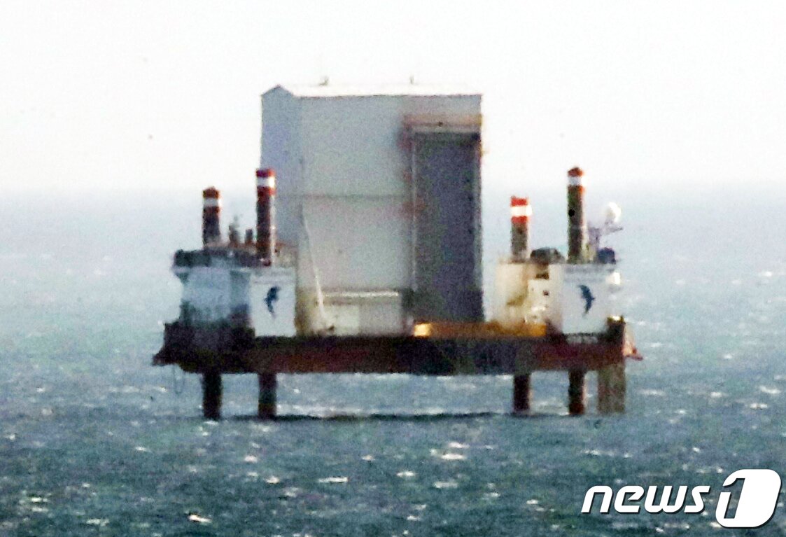 본문 이미지 - 28일 오후 제주 서귀포시 예래동 해상에 한화시스템이 자체 제작한 소형 SAR&#40;합성개구레이다&#41; 위성 발사를 위한 시설이 준비돼 있다.  한화시스템은 29일 제주도 남해상에서 해당 위성을 발사할 계획으로 이는 상용 민간 관측 위성으로는 국내 첫 사례다. 2023.11.28/뉴스1 ⓒ News1 오현지 기자