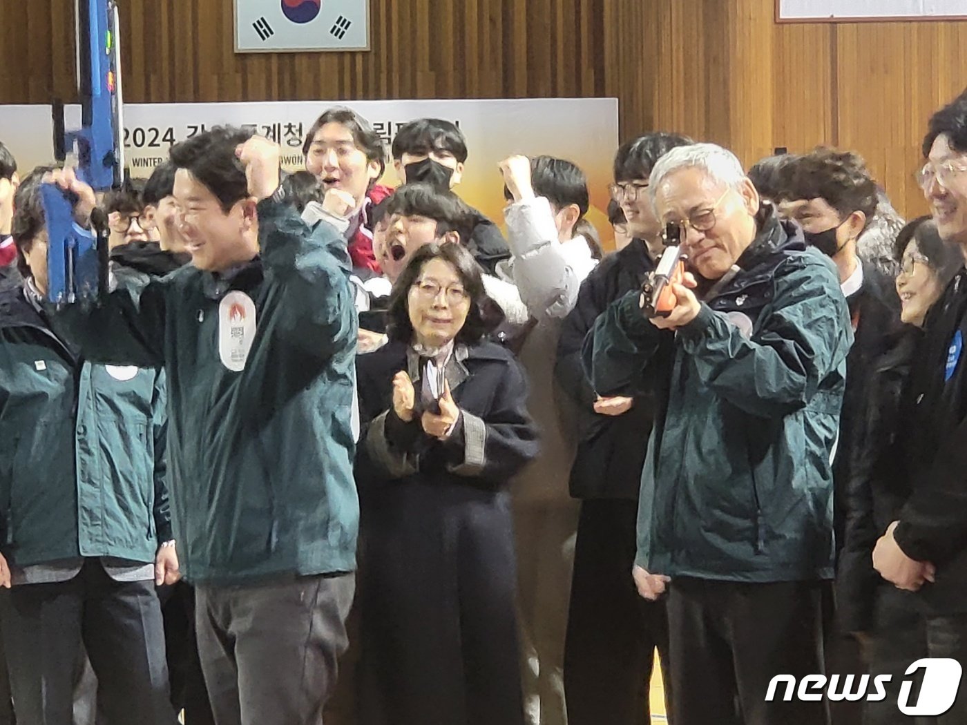 본문 이미지 - 2024 강원 동계청소년올림픽대회 조직위원회가 28일 오후 강원 원주시 육민관고에서 성화투어 행사를 준비 중인 가운데 유인촌 문화체육관광부 장관과 진종오 조직위원장 등이 바이애슬론(크로스컨트리 스키와 사격이 결합된 종목) 간이 체험 이벤트에 참여하고 있다. 2023.11.28/뉴스1 ⓒ News1 신관호 기자