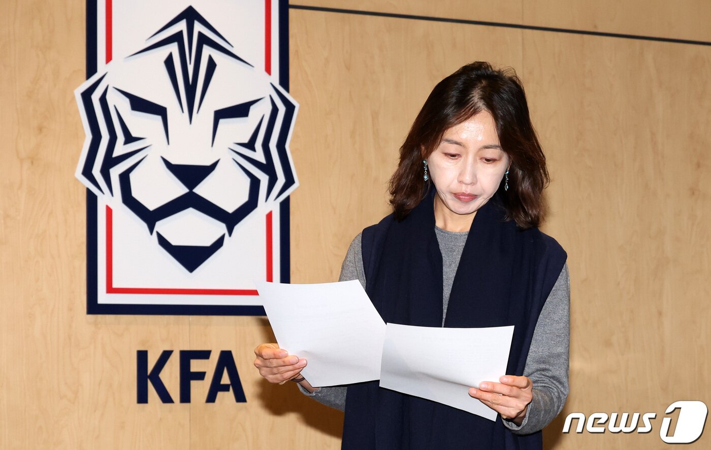 본문 이미지 - 이윤남 대한축구협회 윤리위원장이 28일 오후 서울 종로구 대한축구협회 회의실에서 '불법 촬영 혐의'로 경찰 수사를 받고 있는 축구 국가대표 선수 황의조의 향후 대표팀 차출 및 국가대표 자격 유지에 대한 논의 기구 회의에 참석해 자료를 살펴보고 있다.2023.11.28/뉴스1 ⓒ News1 김성진 기자
