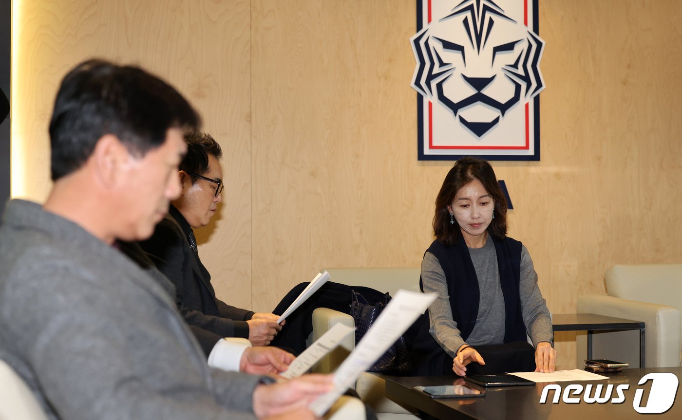 이윤남 대한축구협회 윤리위원장이 28일 오후 서울 종로구 대한축구협회 회의실에서 &#39;불법 촬영 혐의&#39;로 경찰 수사를 받고 있는 축구 국가대표 선수 황의조의 향후 대표팀 차출 및 국가대표 자격 유지에 대한 논의 기구 회의에 참석해 자료를 살펴보고 있다. 2023.11.28/뉴스1 ⓒ News1 김성진 기자