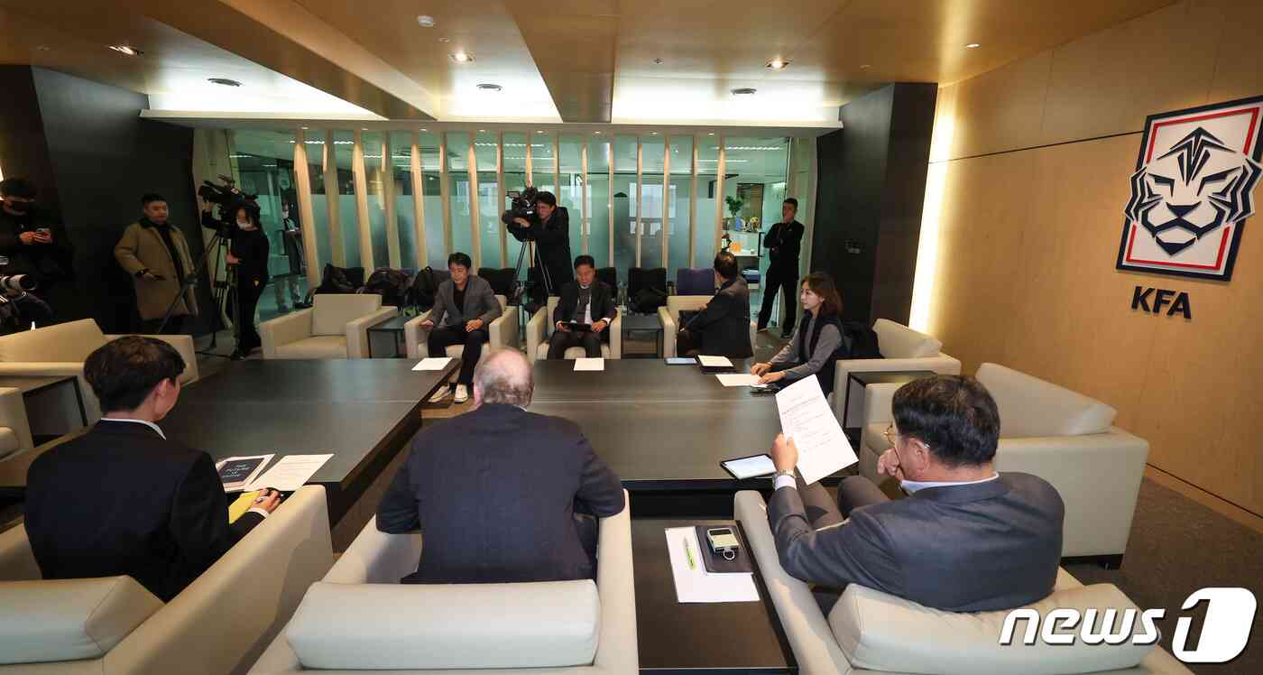 이윤남 대한축구협회 윤리위원장(오른쪽)을 비롯한 위원들이 28일 오후 서울 종로구 대한축구협회 회의실에서 '불법 촬영 혐의'로 경찰 수사를 받고 있는 축구 국가대표 선수 황의조의 향후 대표팀 차출 및 국가대표 자격 유지에 대한 논의 기구 회의에 참석해 자료를 살펴보고 있다. 2023.11.28/뉴스1 © News1 김성진 기자