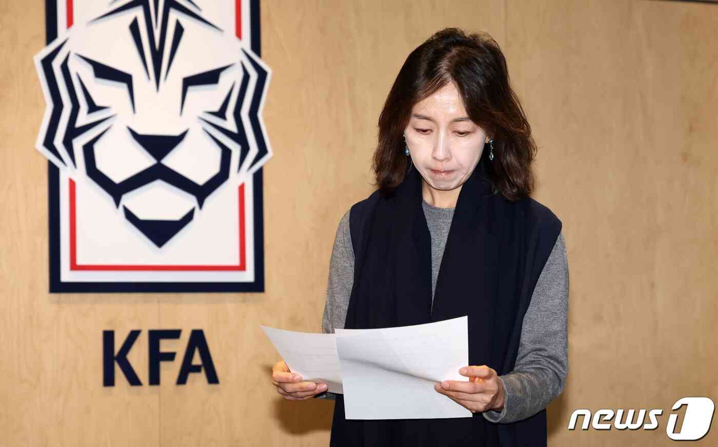 이윤남 대한축구협회 윤리위원장이 28일 오후 서울 종로구 대한축구협회 회의실에서 '불법 촬영 혐의'로 경찰 수사를 받고 있는 축구 국가대표 선수 황의조의 향후 대표팀 차출 및 국가대표 자격 유지에 대한 논의 기구 회의에 참석해 자료를 살펴보고 있다. 2023.11.28/뉴스1 © News1 김성진 기자