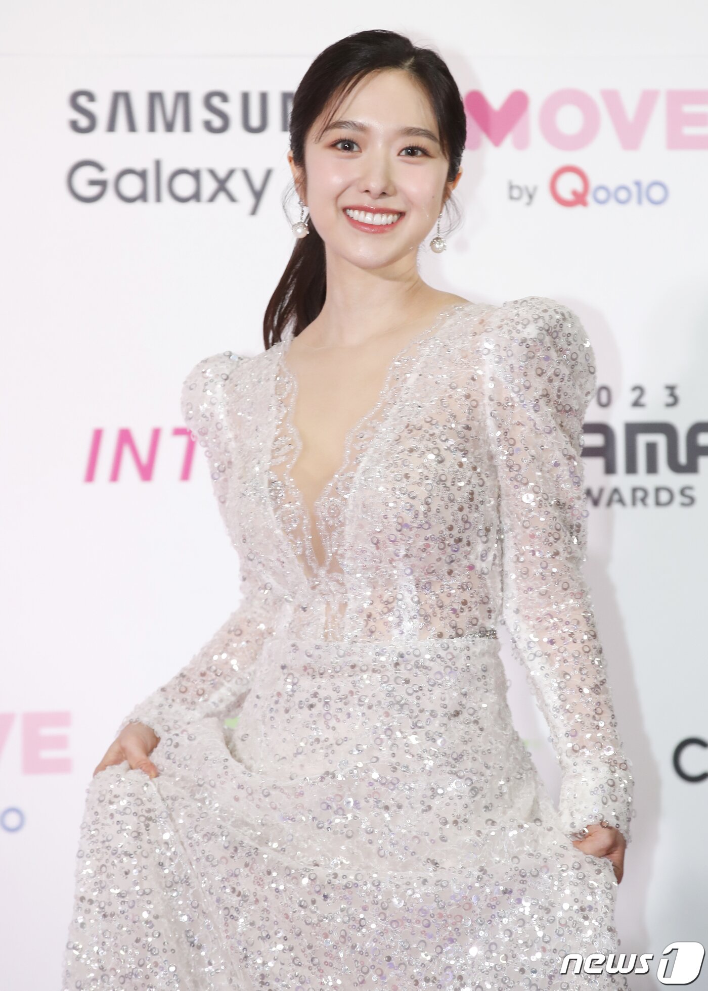 본문 이미지 - 방송인 이혜성이 28일 일본 도쿄돔에서 열린 ‘2023 마마 어워즈&#40;2023 MAMA AWARDS&#41;’에서 환한 미소를 짓고 있다. ⓒ News1 권현진 기자