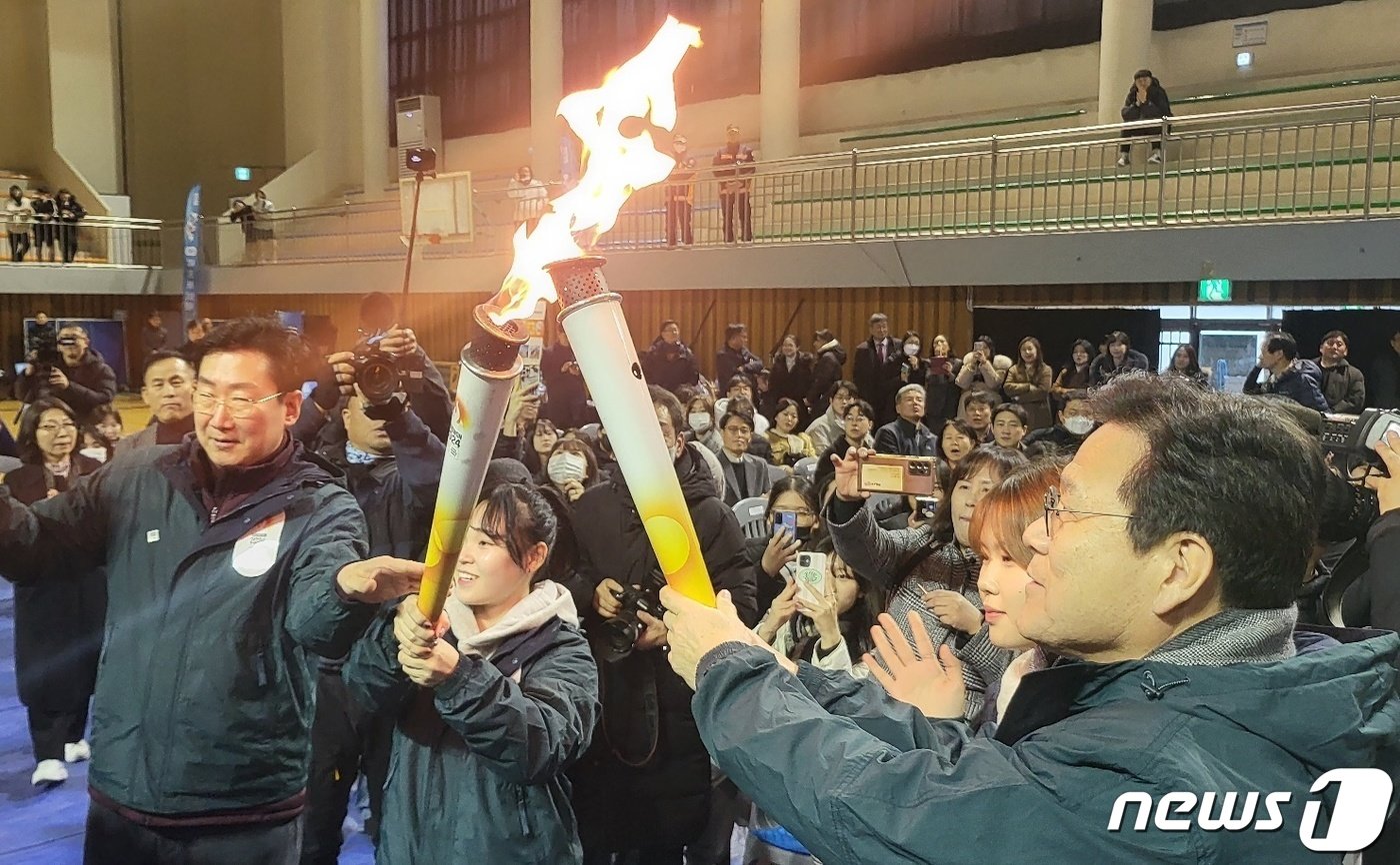 본문 이미지 - 2024 강원 동계청소년올림픽대회 조직위원회가 강원 원주시 육민관고에서 성화투어 행사를 연 가운데 조직위의 최종구 대표 위원장과 원강수 원주시장 등이 채화한 성화를 들고 있다. (자료사진)ⓒ News1 DB