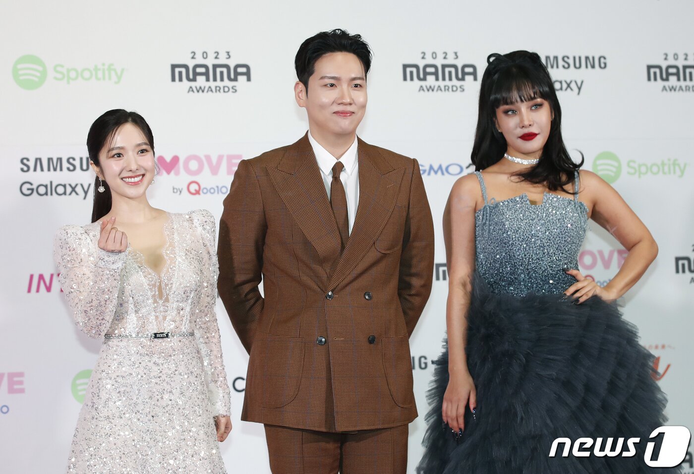 본문 이미지 - MC 이혜성&#40;왼쪽부터&#41;과 한해, 랄랄이 28일 일본 도쿄돔에서 열린 ‘2023 마마 어워즈&#40;2023 MAMA AWARDS&#41;’에서 포즈를 취하고 있다. ⓒ News1 권현진 기자